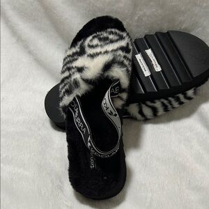 Koolaburra Ugg Women Shoes Fuzz’n II Zebra Size 10 Slides Slip On